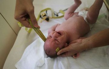 В семи областях роженицы начали получать "пакеты малыша"