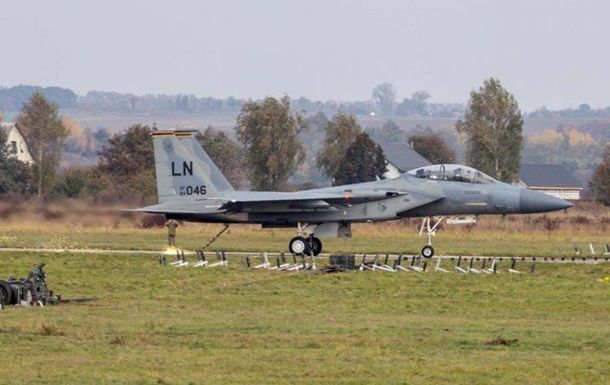 Истребитель США аварийно приземлился в Украине