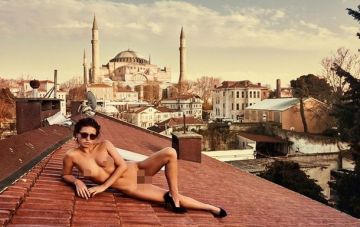 Модель Playboy оголилась в мусульманской святыне