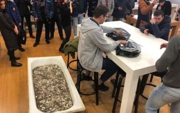 Мужчина купил iPhone XS за ванну мелочи