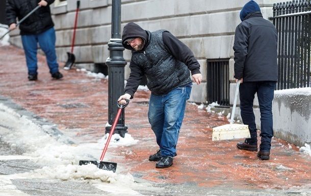 В Киеве за сутки от гололеда пострадали 65 человек