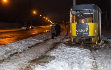 В Днепре трамвай сошел с рельсов, есть пострадавшие