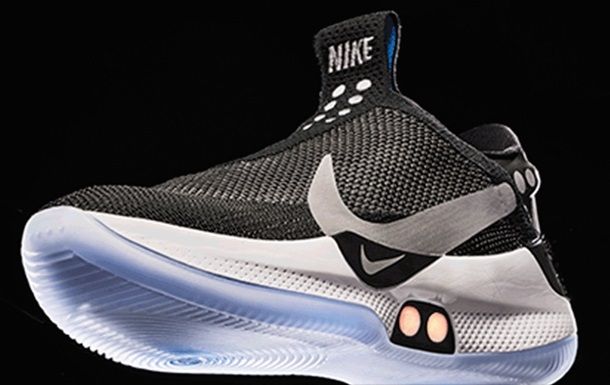 Nike представила "умные" самозашнуровующиеся кроссовки