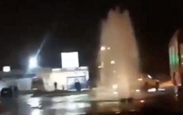 В Днепре из-под земли бил десятиметровый "фонтан"