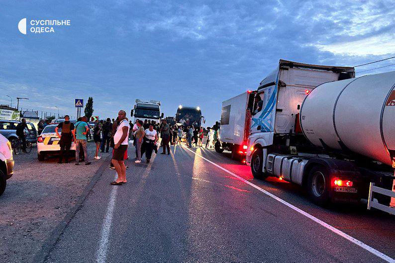 В Большом Дальнике протестуют из-за отключения воды