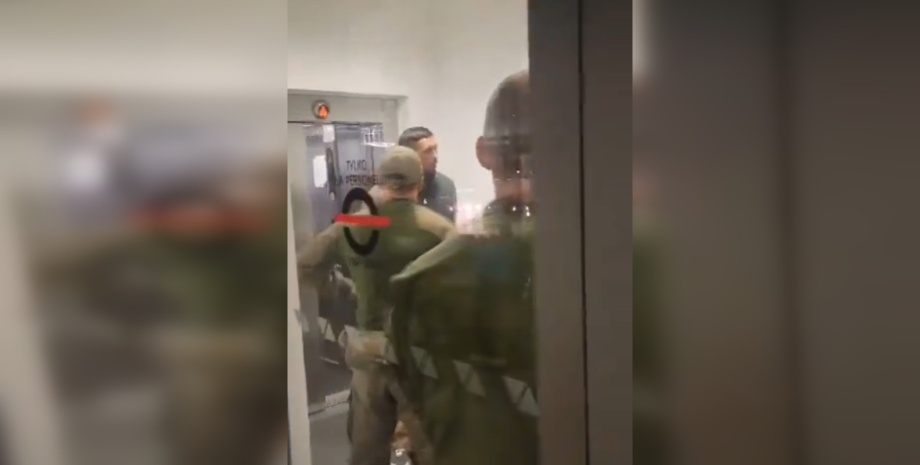 Чому затримали Усика?