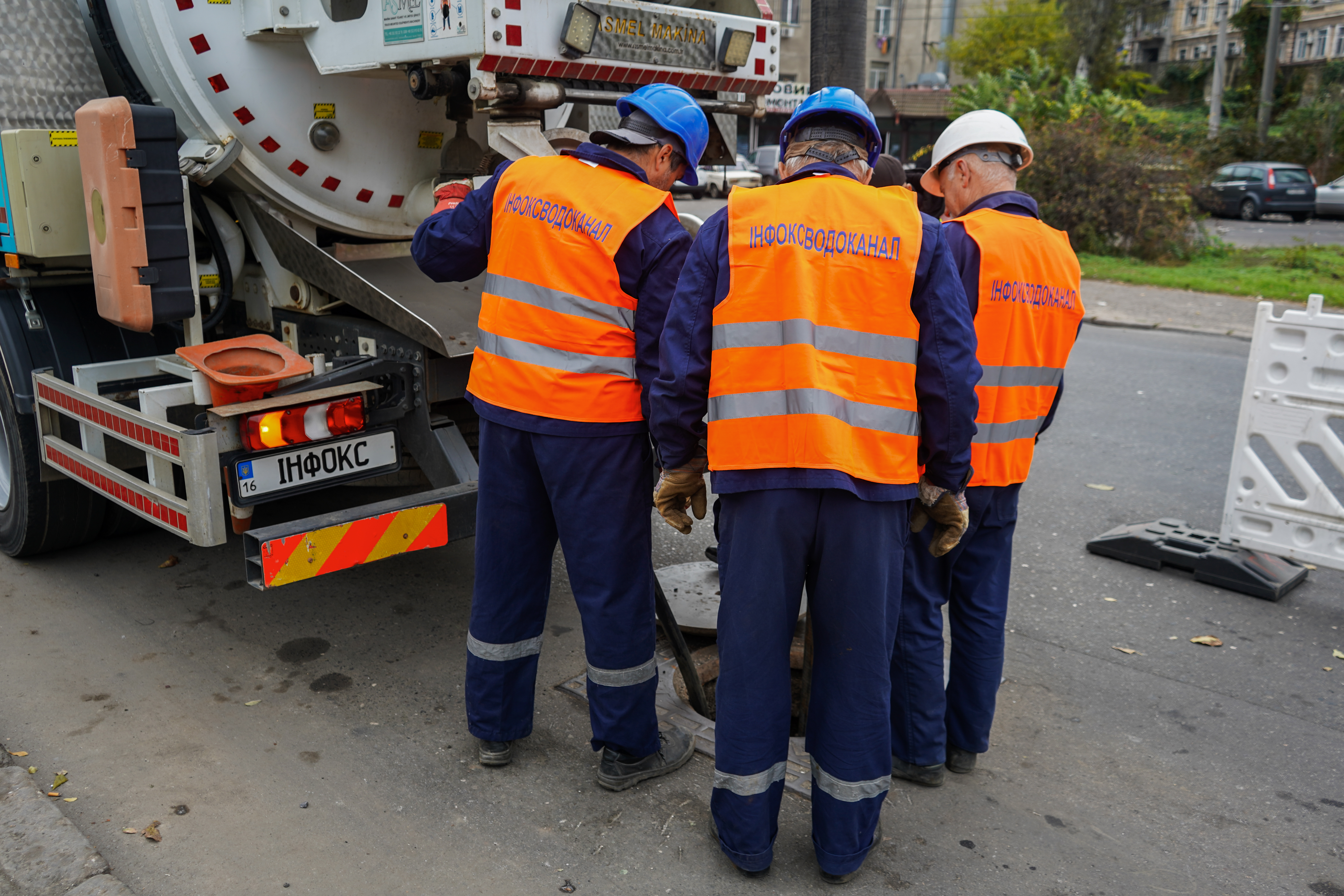 Одесский Инфоксводоканал чистит канализацию города