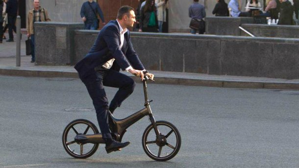 Кличко упал с электробайка по пути в мэрию