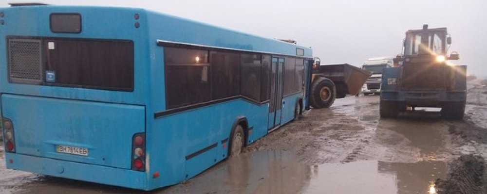 В яме на трассе «Одесса-Южный» застрял пассажирский автобус (фото)