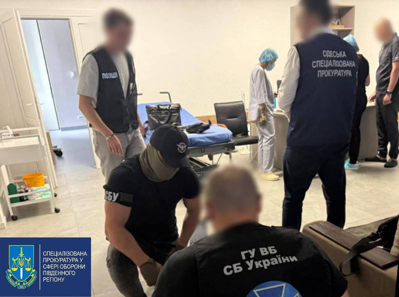 Травматолог делал операции уклонистам