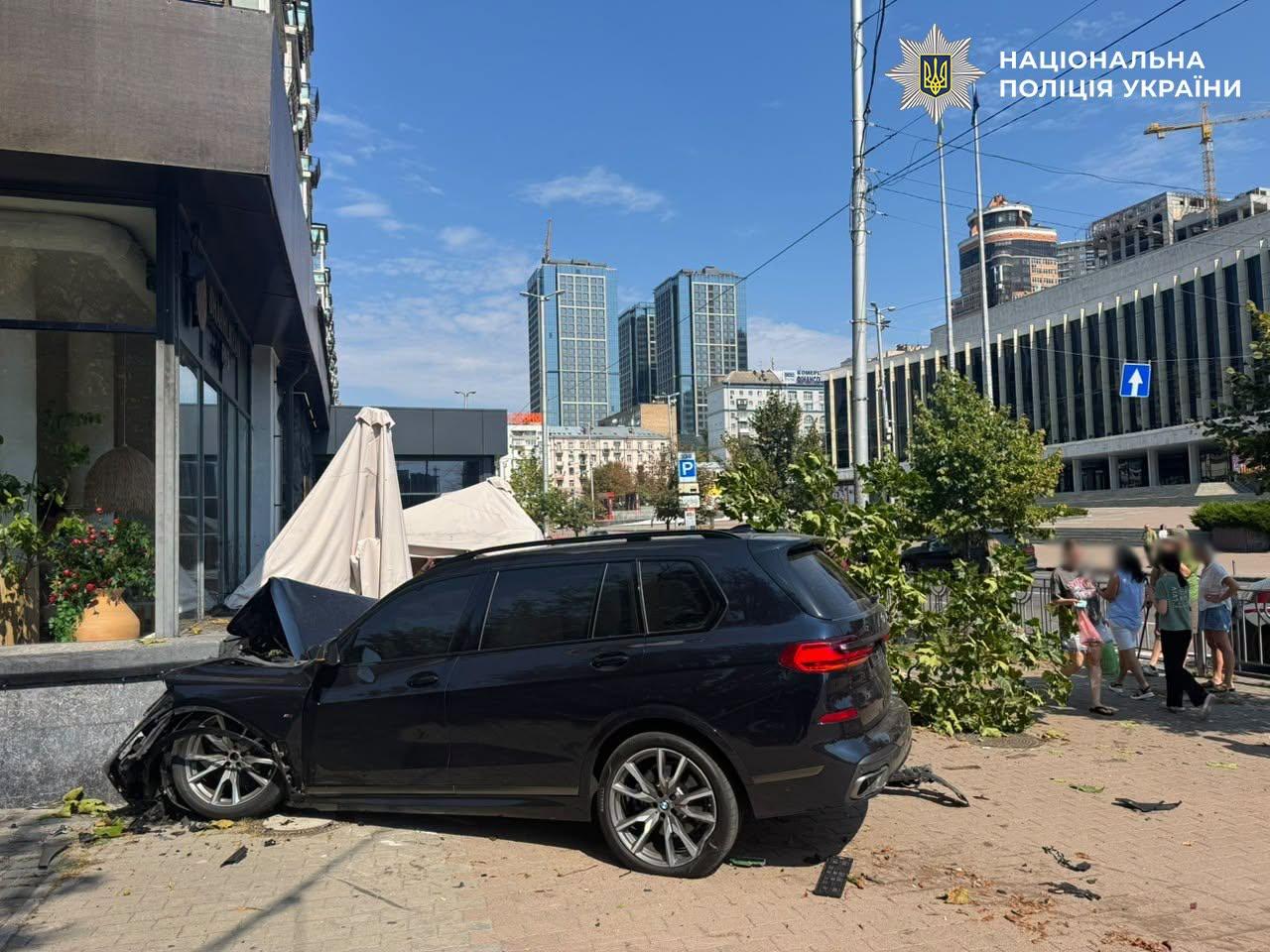 В ресторан в центре Киева влетел BMW