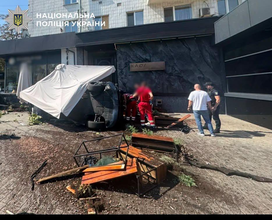 В ресторан в центре Киева влетел BMW