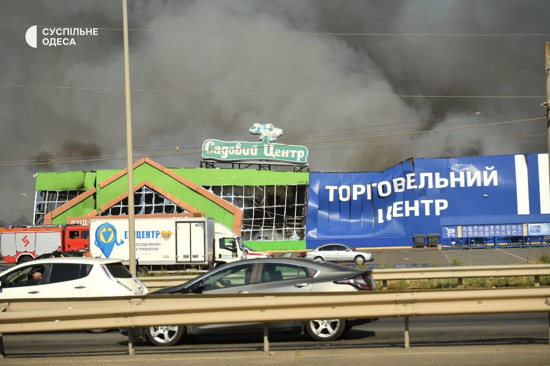 Відомо про пʼятьох постраждалих внаслідок ударів по "Епіцентру" біля Одеси
