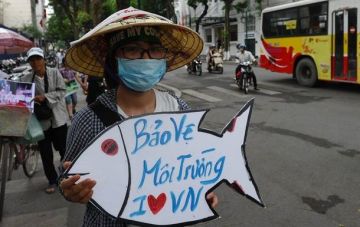 В Ханое прошли протесты из-за гибели рыбы