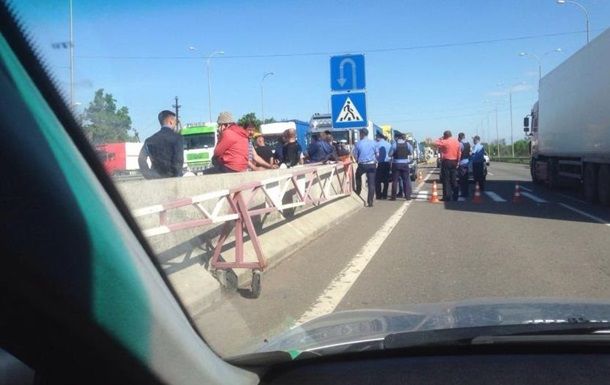 Под Одессой перекрыли дорогу грузовикам