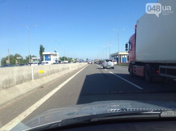 Под Одессой перекрыли дорогу грузовикам