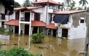 Сотни тысяч человек покинули дома из-за наводнения на Шри-Ланке