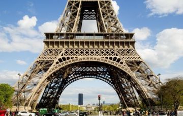 На Эйфелевой башне впервые поселят людей