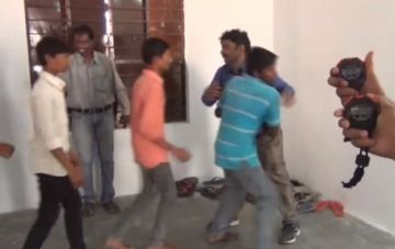 Житель Индии установил рекорд по количеству объятий