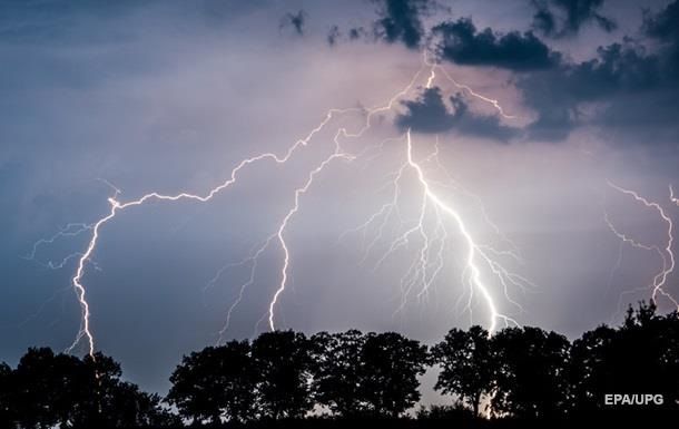 В Париже 11 человек пострадали от удара молнии