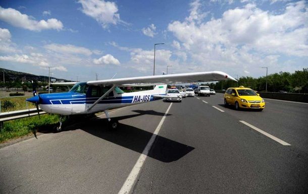 В Венгрии самолет совершил экстренную посадку на автостраду