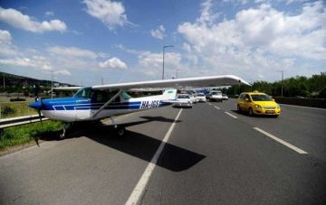 В Венгрии самолет совершил экстренную посадку на автостраду