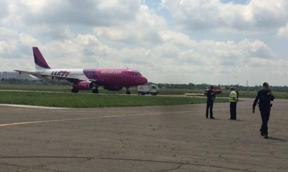 В аэропорту "Киев" (Жульяны) ищут бомбу