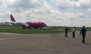 В аэропорту "Киев" (Жульяны) ищут бомбу