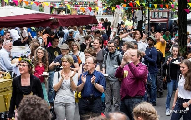 Швейцарцы отказались от ежемесячных пособий