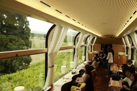 В Японии появился "стеклянный" поезд