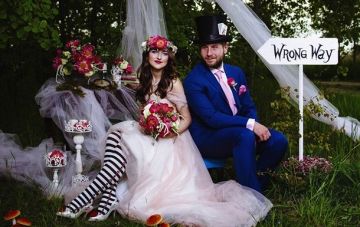 Пара отметила свадьбу в стиле "Алисы в Стране чудес"