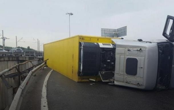 В Киеве на Южном мосту перевернулась фура