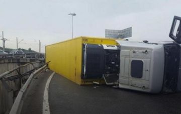 В Киеве на Южном мосту перевернулась фура