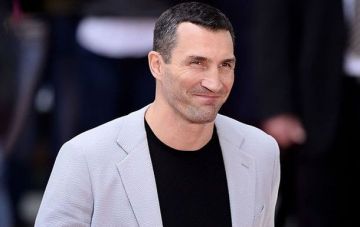 Кличко покинул Украину и отправился в Австрию