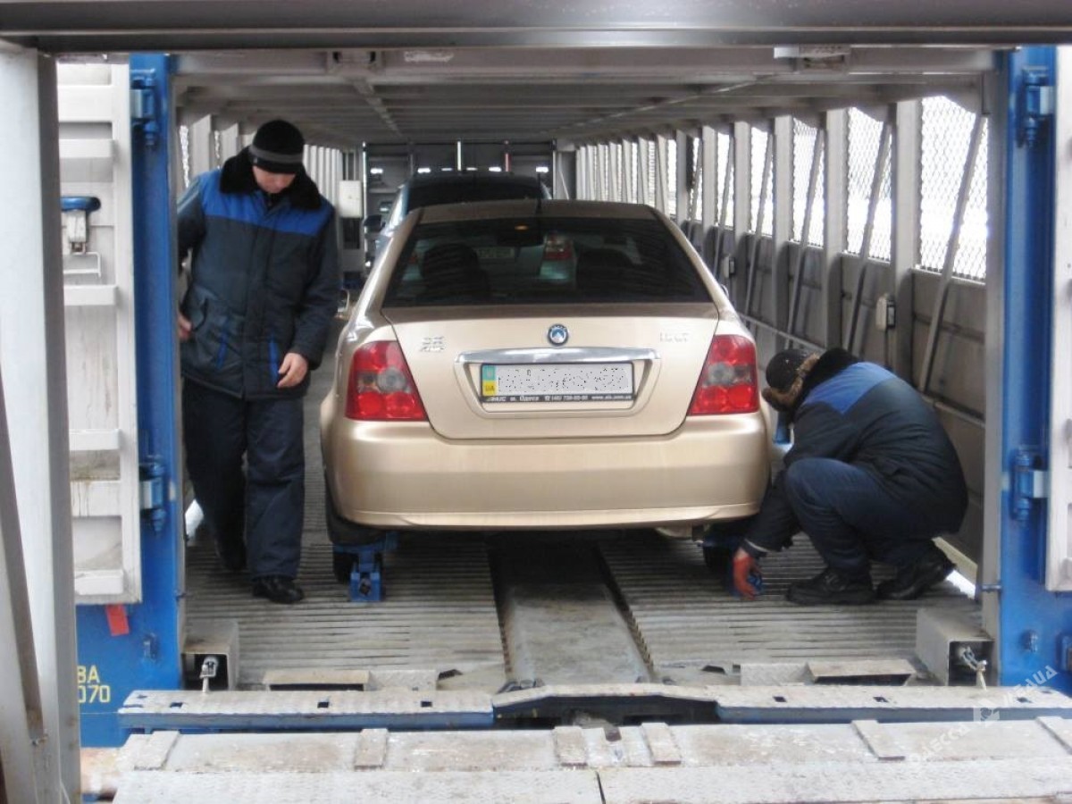Из Одессы в Днепропетровск запустили вагон-автомобилевоз (фото)