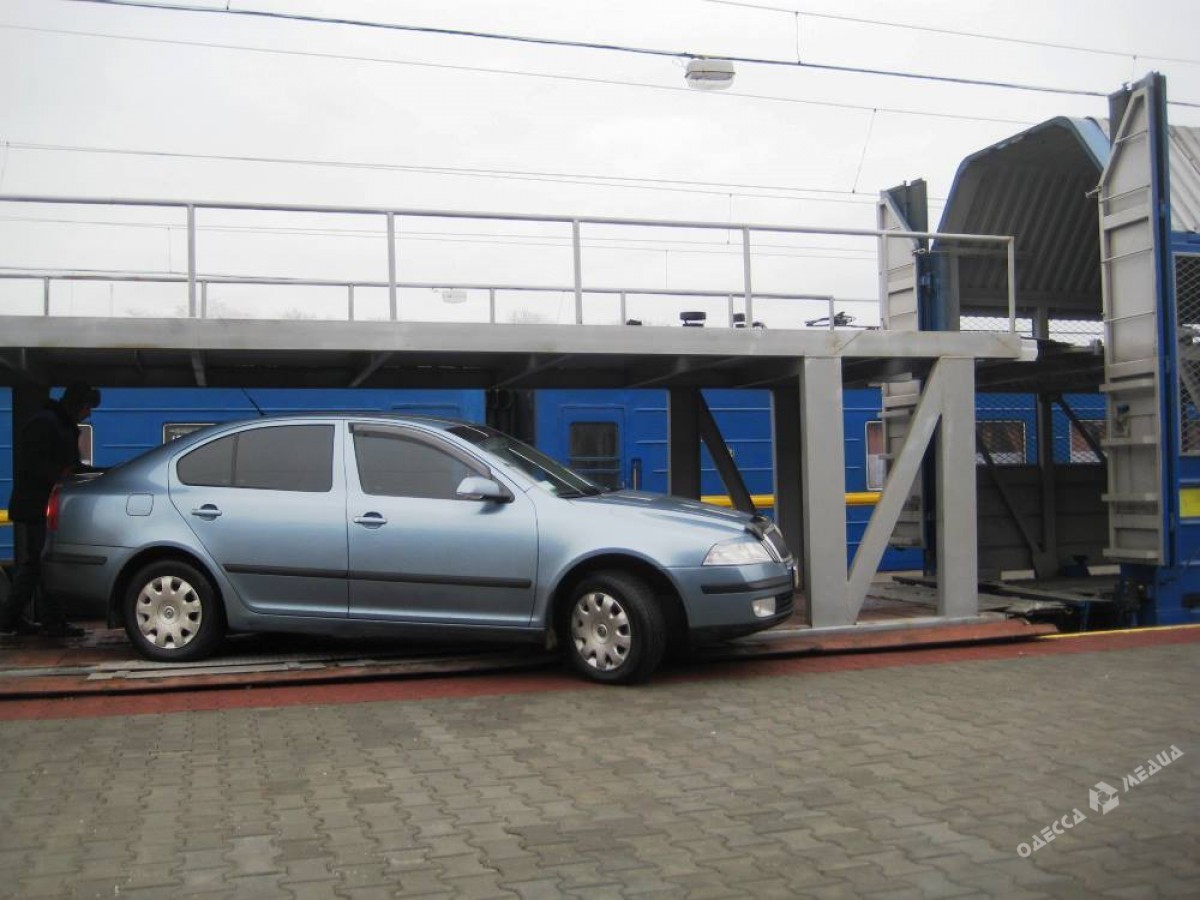 Из Одессы в Днепропетровск запустили вагон-автомобилевоз (фото)