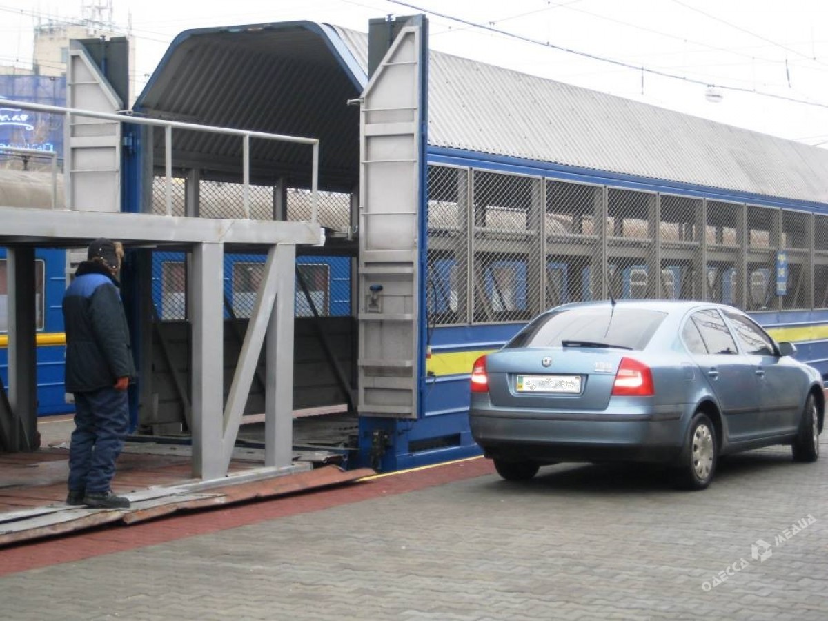 Из Одессы в Днепропетровск запустили вагон-автомобилевоз (фото)