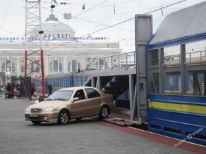 Из Одессы в Днепропетровск запустили вагон-автомобилевоз (фото)