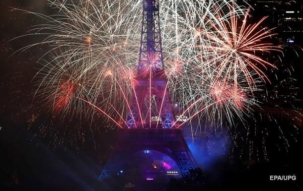 У Эйфелевой башни в Париже произошел пожар