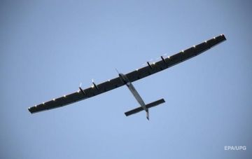 Самолет на солнечных батареях приостановил полет вокруг света