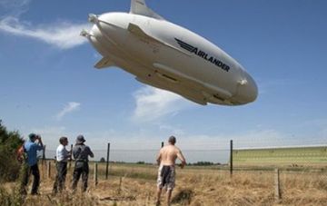 Крупнейшее воздушное судно упало в Англии