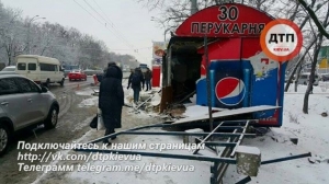В Киеве фура снесла остановку, есть пострадавшие