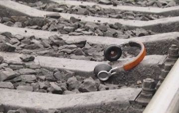 Во Львове сбитая поездом девушка семь часов пролежала на рельсах