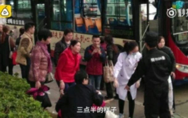 В Китае автобус въехал в толпу людей