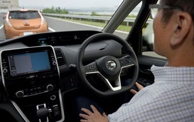 Японцев призвали менять водительские права на похоронные скидки