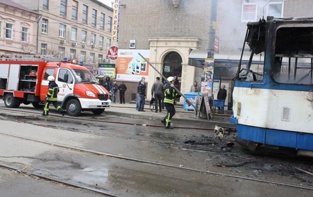 В Запорожье на остановке загорелся трамвай
