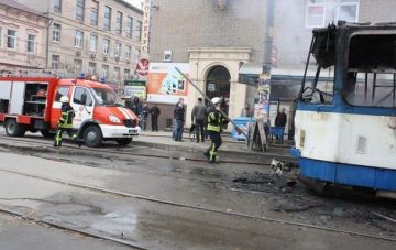 В Запорожье на остановке загорелся трамвай