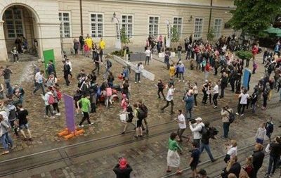 Центр Львова закрыли для транспорта из-за поливального понедельника