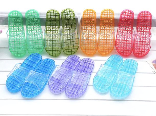 Обувь Рианны сравнили с дешевыми туалетными тапочками