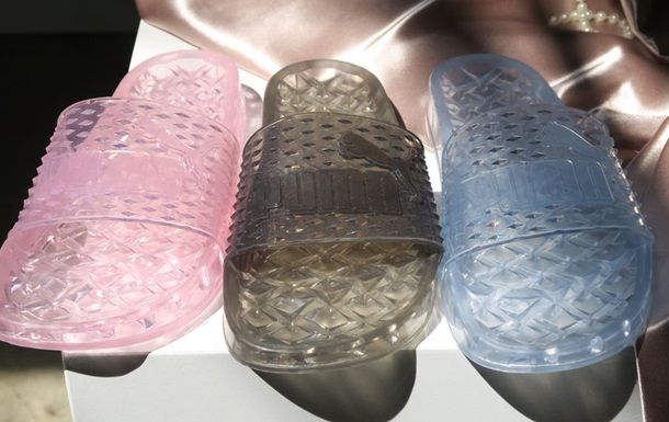 Обувь Рианны сравнили с дешевыми туалетными тапочками